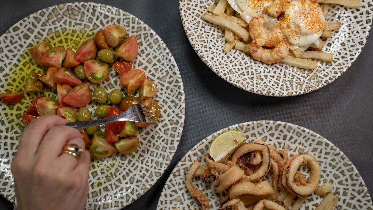 Calamares fritos, ensalada de tomate Raff y huevos rotos con gambas del Restaurante La Ola en la Isleta del Moro