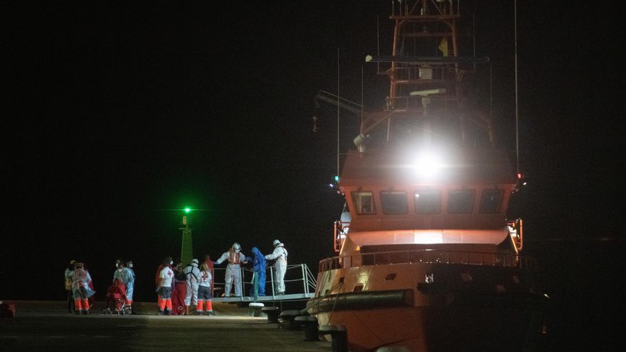 Rescatan en Fuerteventura una lancha con 61 personas, entre ellas 4 niños