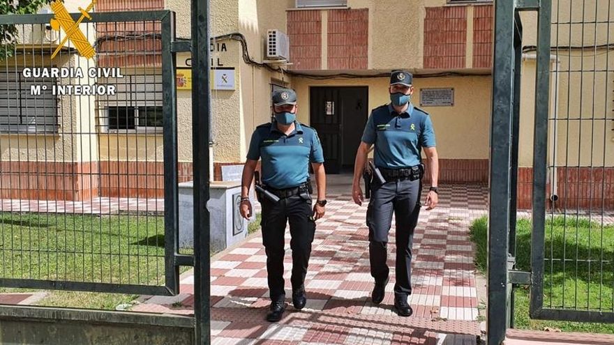 Dos guardias civiles asisten a un parto en carretera, en Villanueva de la Serena
