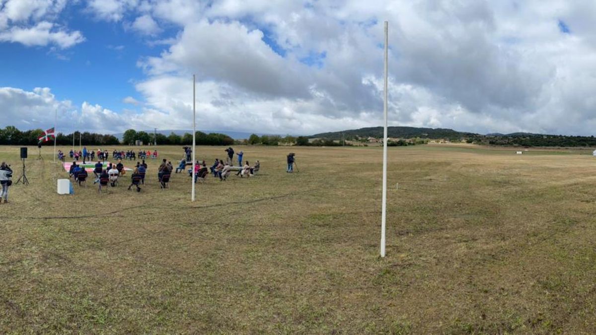 Ortuzar, bajo la ikurriña, en el pequeño acto que ha sustituido al Alderdi Eguna en unas campas de Foronda vacías