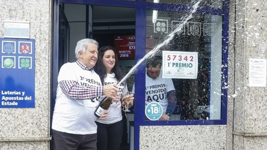 Carlos S. Campillo / ICAL El lotero Tomás Fernández, celebra, junto a vecinos de Veguellina de Órbigo, el primer premio de la Lotería del Niño.