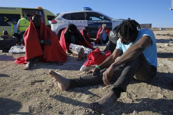 27 personas atendidas por servicios de emergencia en la playa de El Burrero. (EFE/Ángel Medina G).