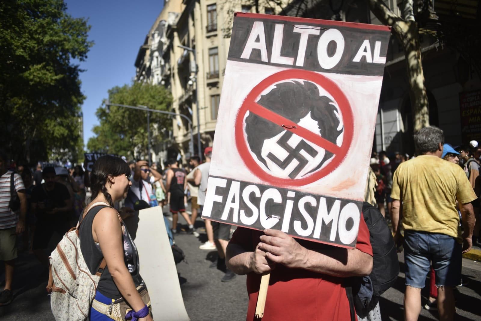 Marcha del 1 de febrero de 2025 contra los dichos de Javier Milei en Davos.