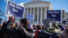 El Supremo de EE.UU. evalúa dividido el caso de aborto más importante en 20 años.
