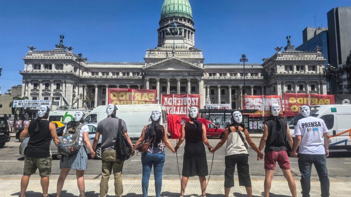 Los periodistas usaron caretas con la palabra "alcahuete" en referencia a los legisladores que votarán la derogación del estatuto