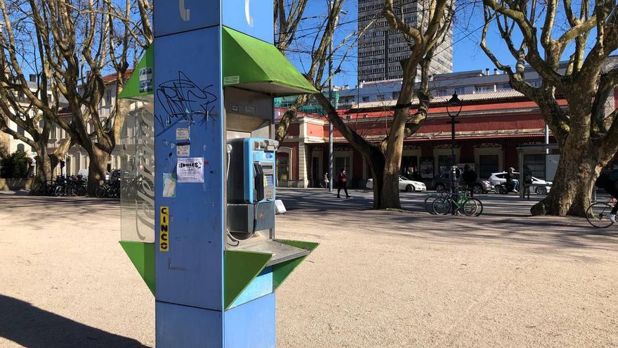 Cabina de teléfono en la estación de trenes de Donostia