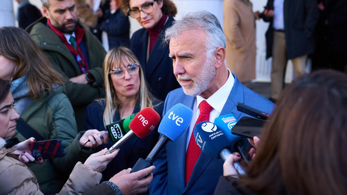 Archivo - El ministro de Política Territorial, Ángel Víctor Torres, atiende a los medios de comunicación tras la toma de posesión de la nueva delegada del Gobierno en Cantabria, Eugenia Gómez de Diego