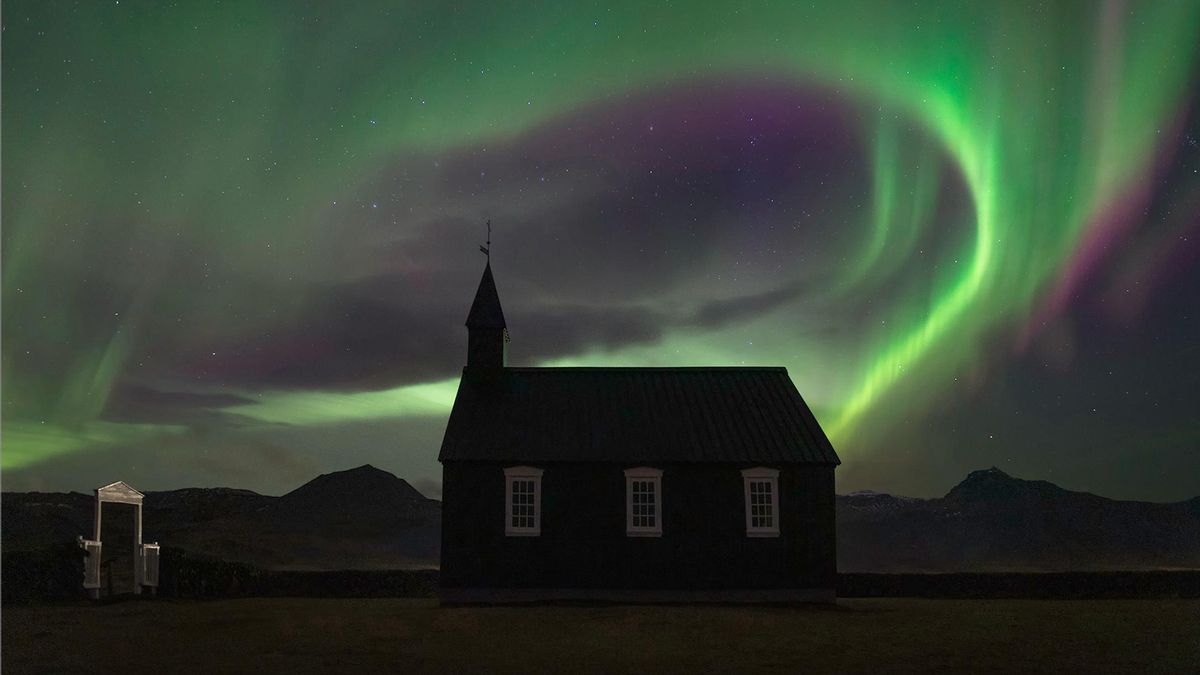 Aurora boreal captura por Atfunk desde Búðakirkja, una iglesia situada en el oeste de Islandia.