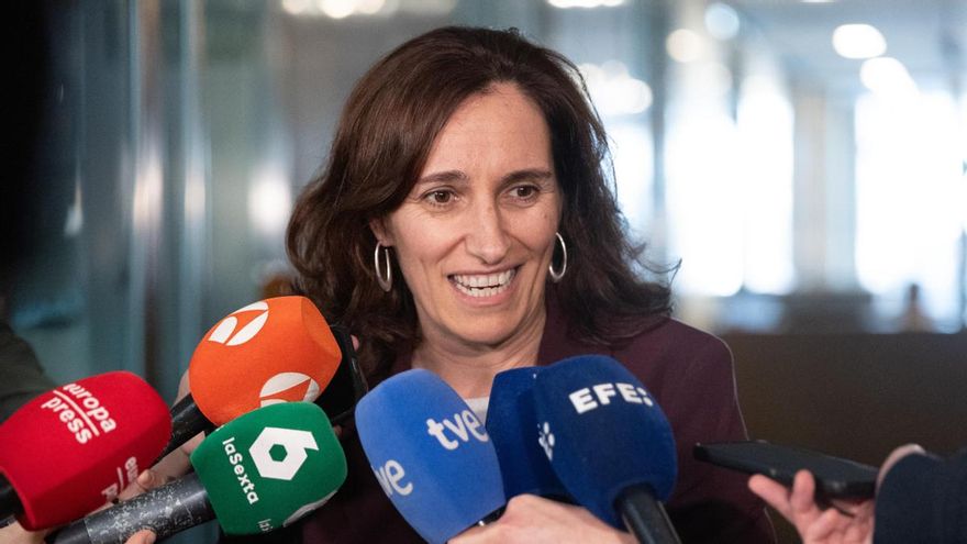 La ministra de Sanidad, Mónica García, clausura el acto institucional ‘Acuerdo de Estado por el movimiento Asociativo en Cáncer’, en el marco del Día Mundial contra el Cáncer, en la sala Ernest Lluch del Congreso de los Diputados.