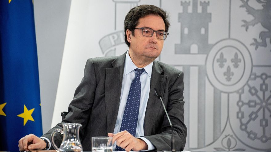 Archivo - El ministro de Transformación Digital y Función Pública, Óscar López, durante una rueda de prensa tras el Consejo de Ministros, en el Complejo de la Moncloa, a 2 de diciembre de 2025, en Madrid (España).