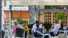 Varias personas en una terraza de un restaurante de Madrid (España)