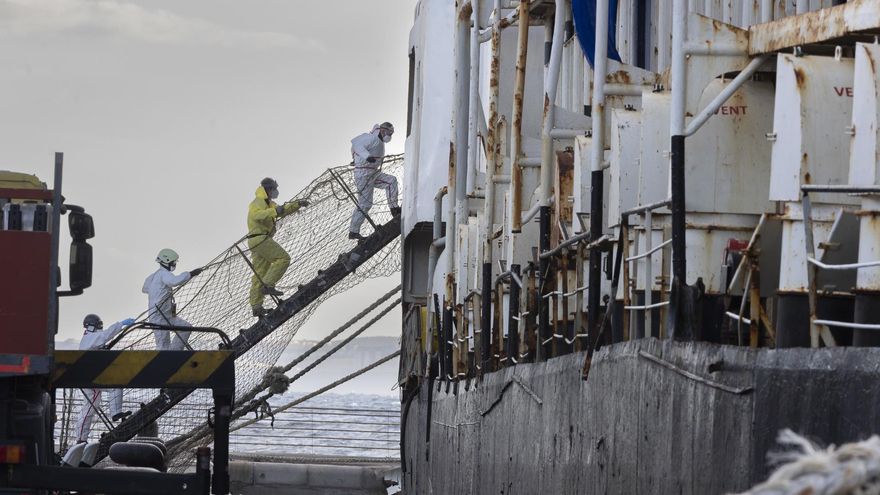 Inspección en el Puerto de La Luz del barco del que se sospecha que trasladaba un alijo de 4.000 kilos de coca