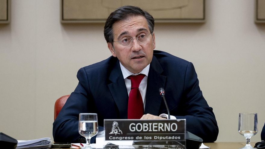 El ministro de Asuntos Exteriores, José Manuel Albares, durante su comparecencia en el Congreso con el fin de informar de la posición de España ante el conflicto en Oriente Medio tras el alto el fuego provisional entre Estados Unidos e Irán y para explicar también los pormenores del acuerdo sobre Gibraltar. EFE/ Daniel Gonzalez