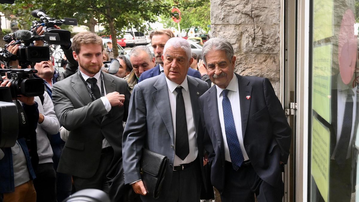 Revilla a su llegada al juzgado para el acto de conciliación con el rey emérito.