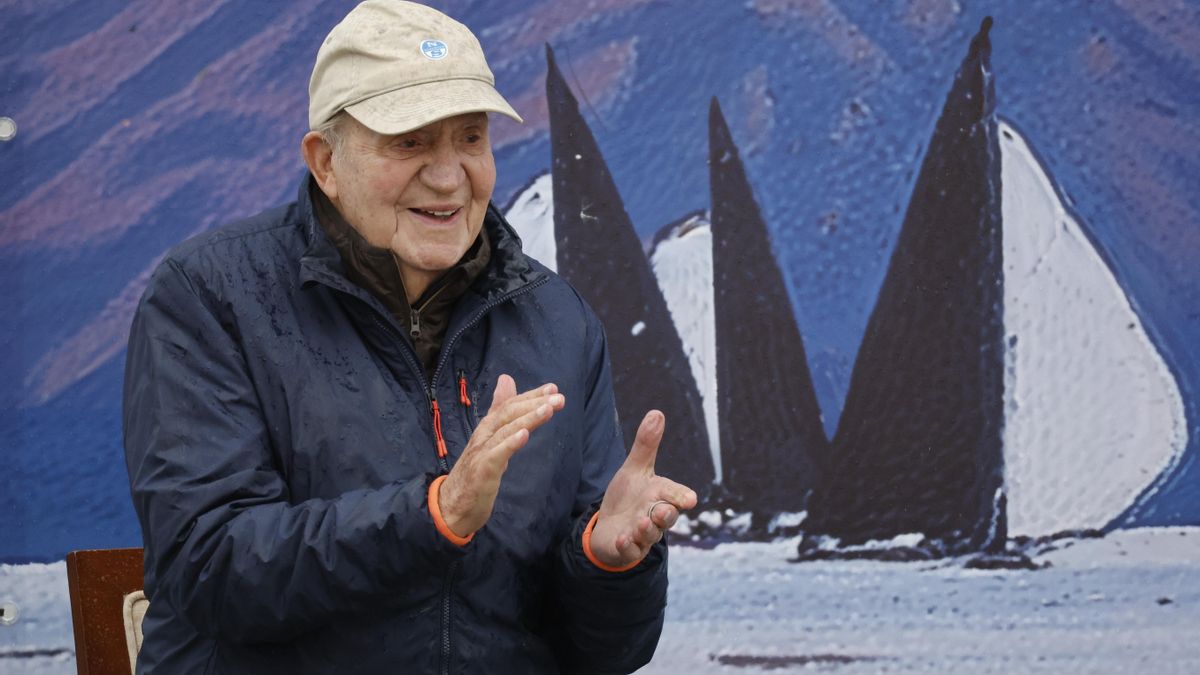 El rey emérito Juan Carlos antes de hacer entrega del trofeo a la embarcación ganadora del Desafío Barceló en Sanxenxo.