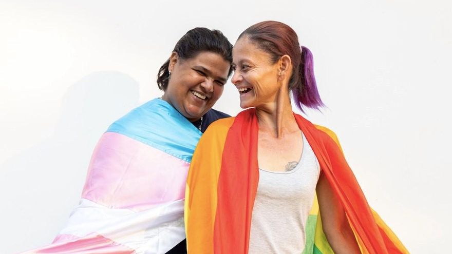 Rey Gonzales, un hombre trans, posa junto a su esposa cisgénero en Cúcuta, Colombia, en abril de 2022