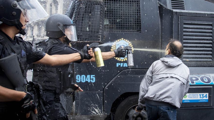Caputo en modo jefe de Gabinete: reunió a Bullrich con la SIDE para blindar al Gobierno ante la marcha de los jubilados