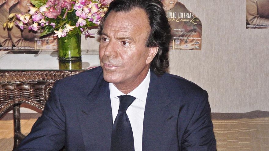 Los seis delitos a los que se enfrenta Julio Iglesias en la denuncia que ya analiza la Fiscalía