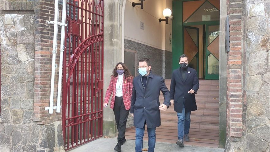 El vicepresidente del Govern, Pere Aragonès, ha visitado a Carme Forcadell en la cárcel de Wad-Ras en Barcelona, acompañado del presidente del Parlament, Roger Torrent, y la número dos en las listas de ERC, Laura Vilagrà.