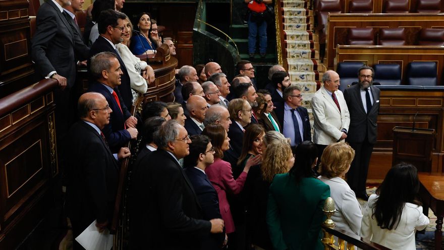 El profesor Ramón Tamames (c) se toma una foto de grupo con los diputados de Vox tras concluir la sesión y ser rechazada la moción de censura que impulsa Vox.