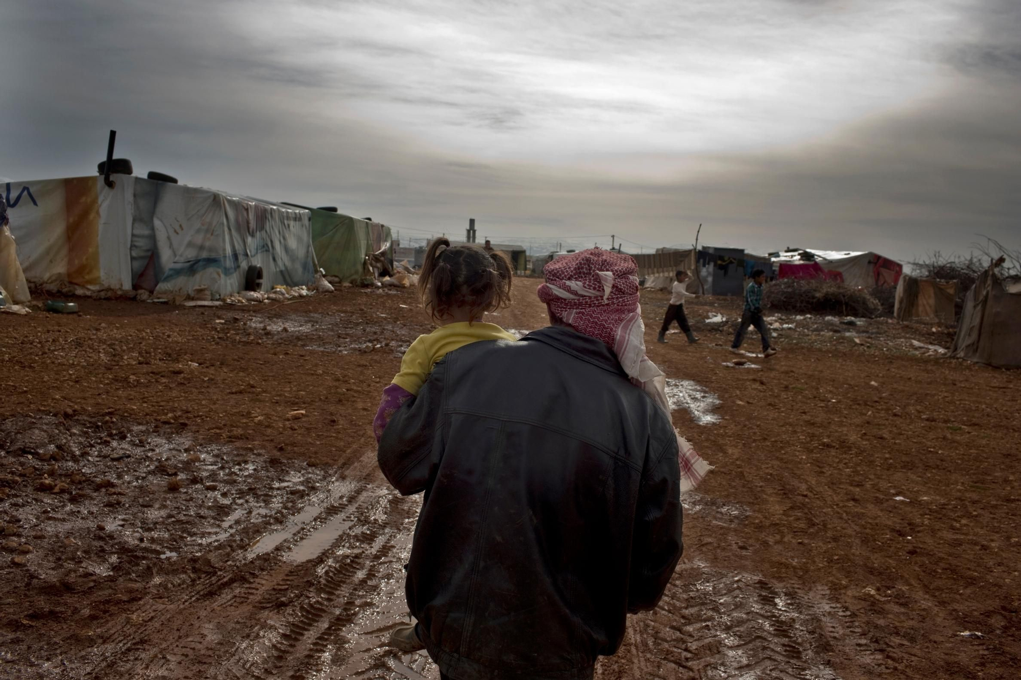 Además de los desplazados internos, casi 700.000 refugiados sirios han buscado refugio en los países vecinos. Sólo en Líbano hay más de 220.000 sirios de los cuales muchos no tienen acceso a los servicios médicos necesarios, según un informe elaborado por MSF bajo el título ‘Miseria más allá de la zona de guerra’. Un refugiado sirio lleva en brazos a su hija en el campo improvisado de Taybeh en el valle libanés de la Bekaa.