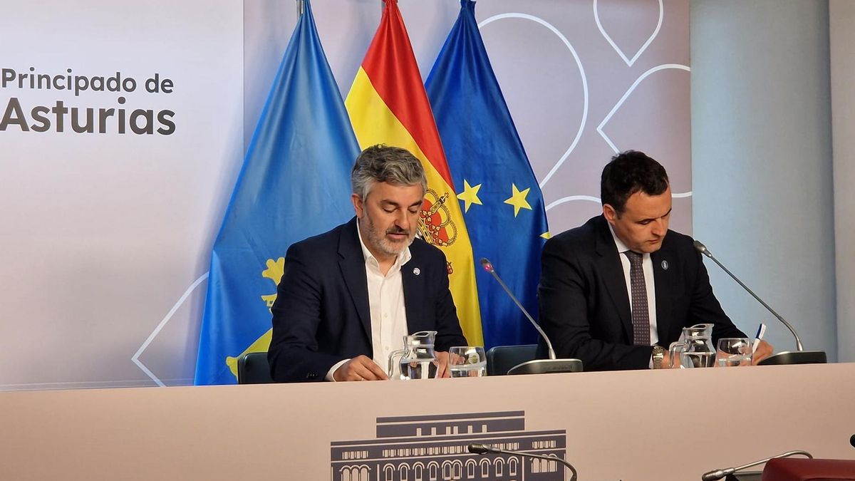 Los consejeros Alejandro Calvo, a la izquierda, y Guillermo Peláez informan en rueda de prensa de los asuntos analizados en el Consejo de Gobierno de Asturias, este lunes.