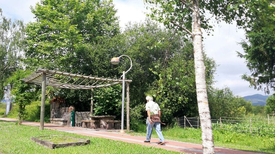 Un hombre recorriendo el camino que une Gernika con Murueta