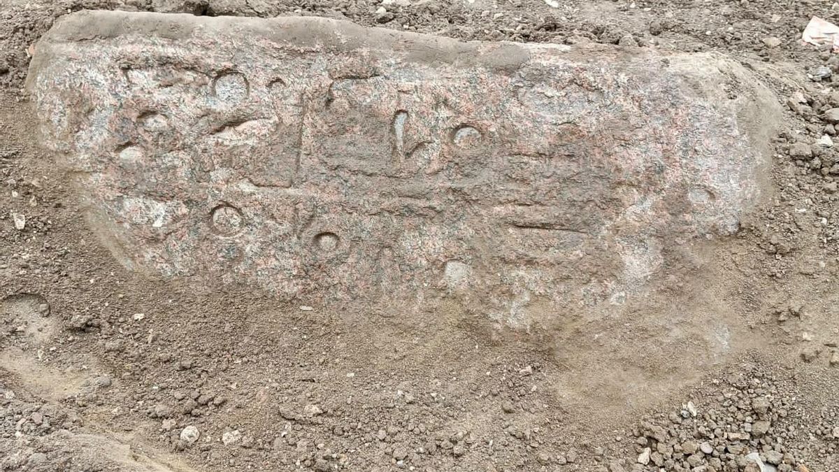 El bloque de granito rosa con inscripciones jeroglíficas hallado al norte de El Cairo