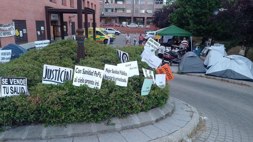 Imagen del campamento y las pancartas.