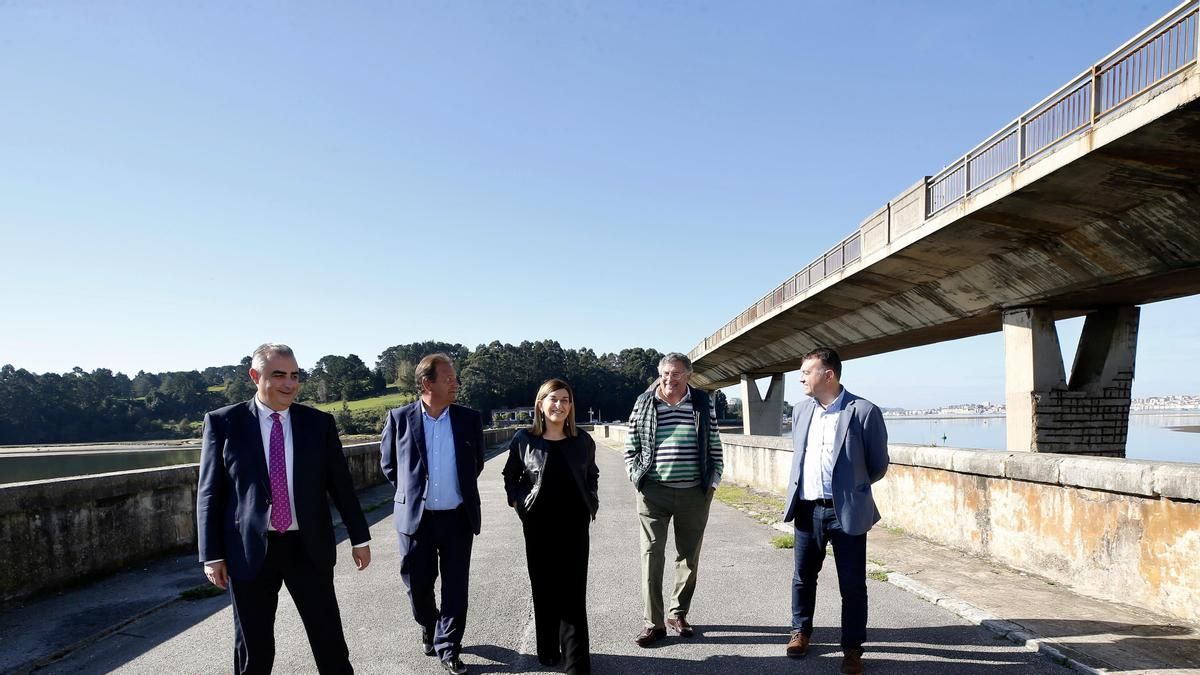 La presidenta de Cantabria, María José Sáenz de Buruaga, pone la primera piedra del Puente de Somo.