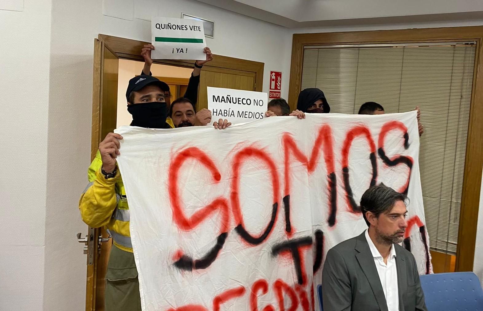 Protesta de los bomberos forestales en el acto organizado por el Diario de León sobre despoblación.