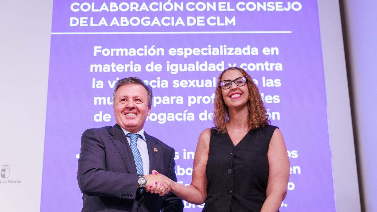 La consejera de Igualdad, Sara Simón, firma un convenio de formación en materia de violencia sexual con el Consejo de la Abogacía de Castilla-La Mancha.