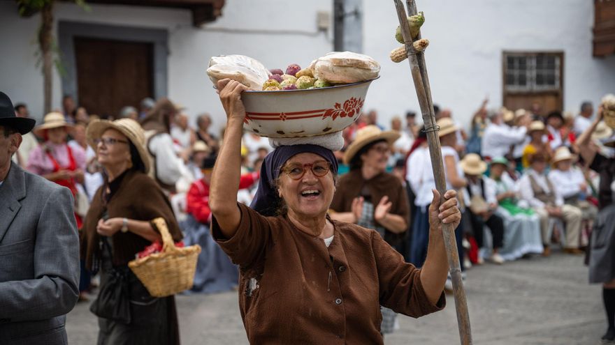 Ofrendas durante la Romería del Pino.