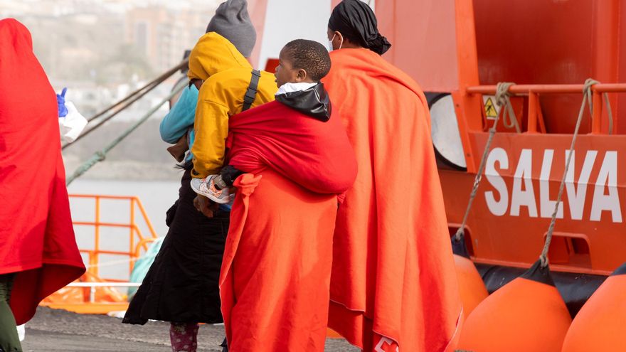 Rescatada una patera cerca de Gran Canaria en la que viajaban seis niños