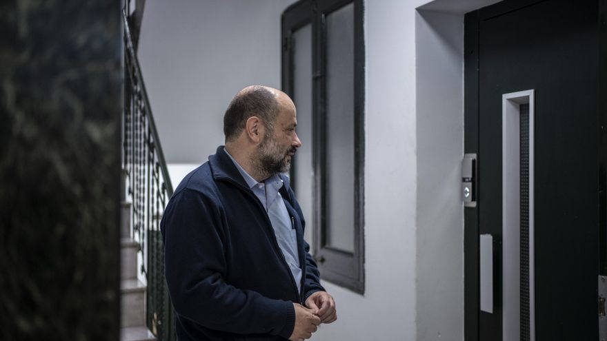 Pinto entrando en su despacho