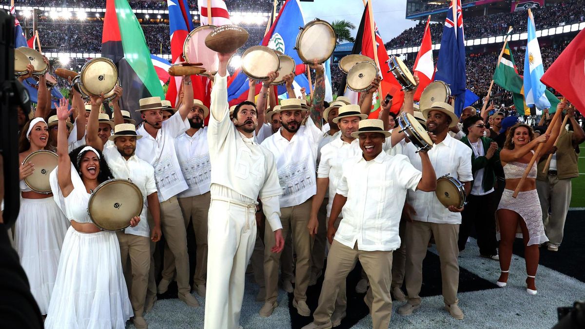 Bad Bunny durante su actuación en el descanso de la Super Bowl en Santa Clara, California, este domingo.