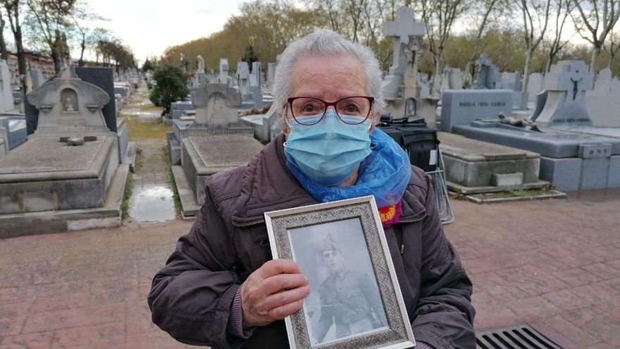 Celestina Cano con una foto de su padre.