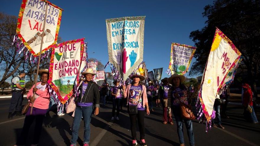 Mujeres participan este miércoles en una protesta contra el Gobierno, en Brasilia (Brasil).