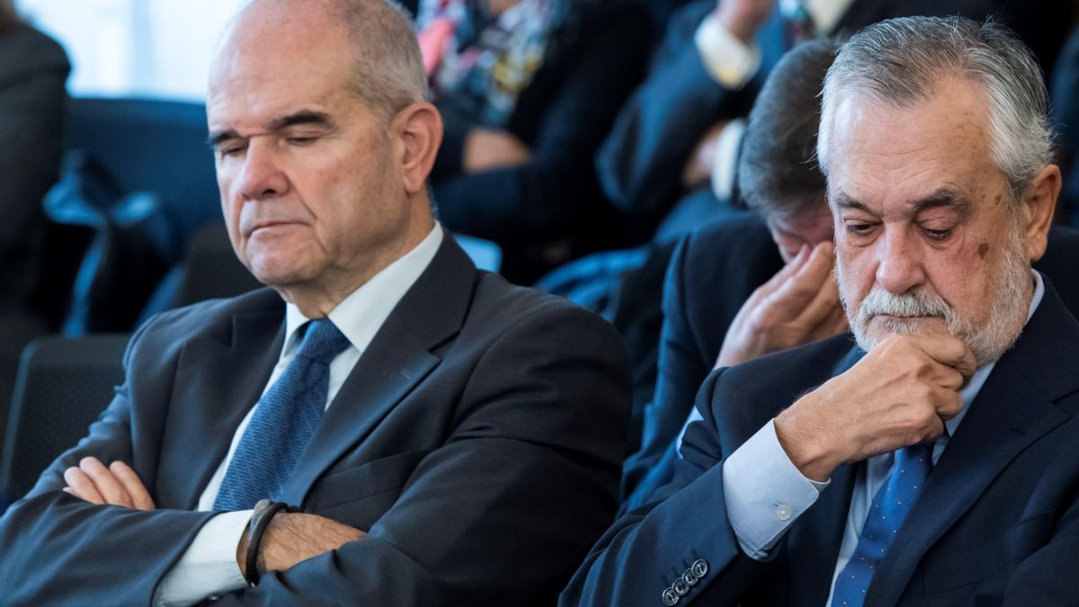 Archivo - Los expresidentes andaluces Manuel Chaves y José Antonio Griñánen la sala de la Audiencia de Sevilla del juicio de los ERE