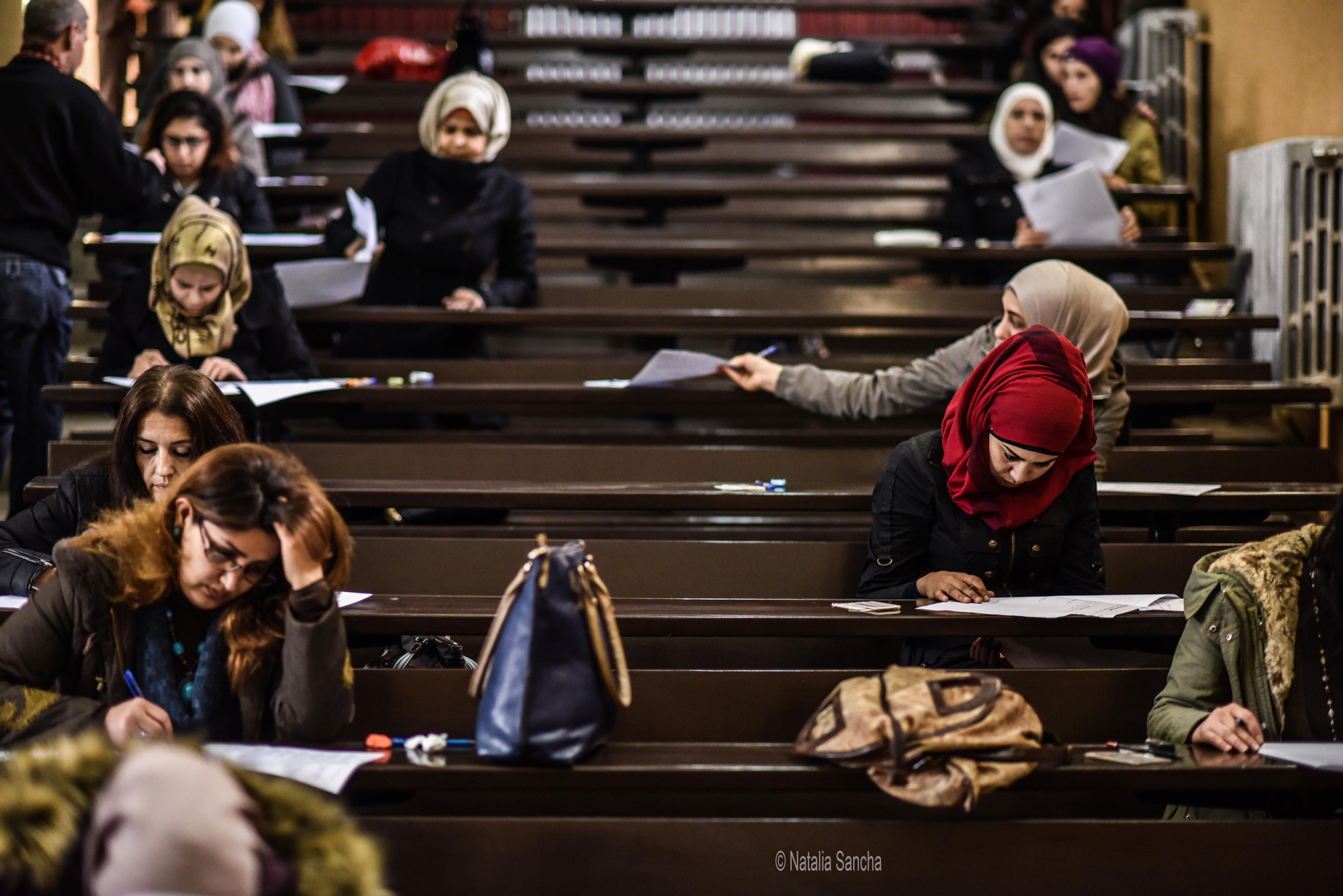El 70% de los estudiantes en las universidades son mujeres. La gratuidad de los estudios superiores en Damasco y la pérdida de potenciales maridos está provocando una mayor afluencia de las mujeres a las universidades. “Ahora, a los 23 años, en lugar de cuidando al hijo están acabando la carrera”, algo que puede contribuir a una mayor independencia económica que evite matrimonios forzosos un mayor empoderamiento económico.