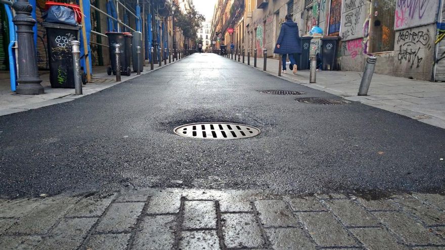 El asfalto impreso sustituye los adoquines de 28 calles de Madrid: críticas en redes y defensa cerrada del Ayuntamiento