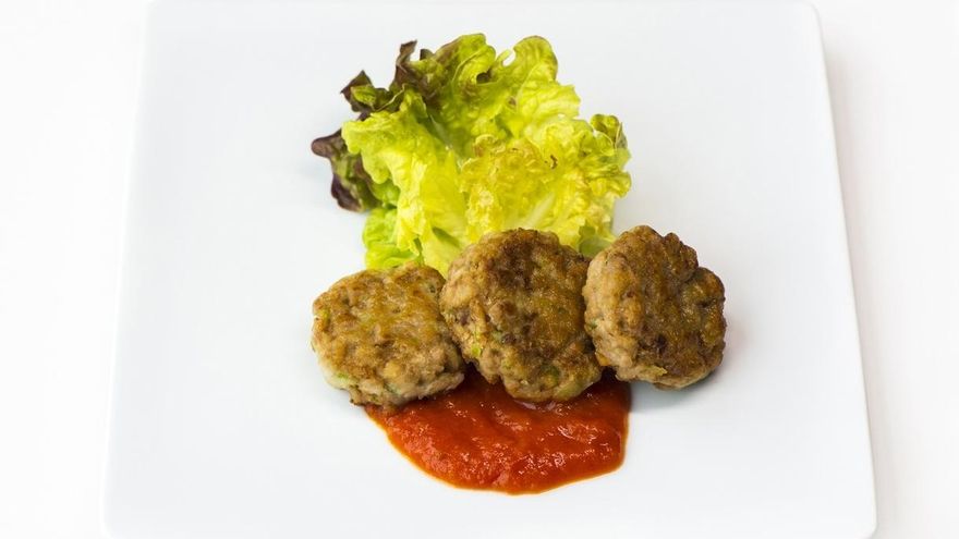 Vuelven las patatas a la riojana: el Gobierno vasco interviene para que una empresa no quite carne en los comedores escolares