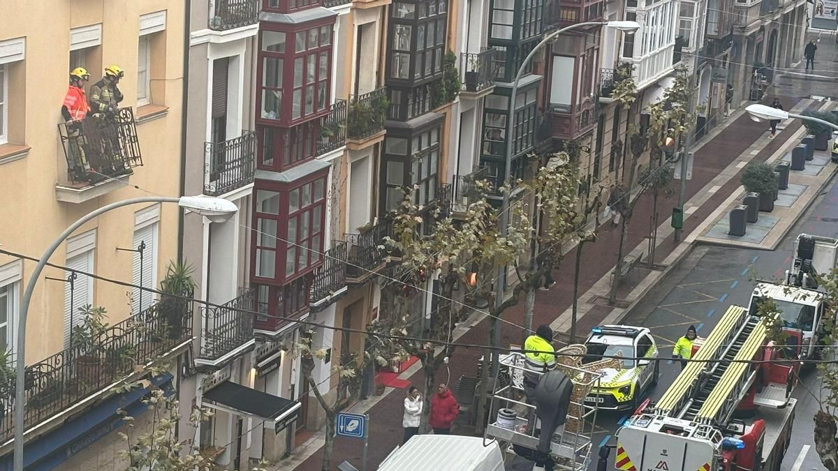 Tarde y accidentado: las luces de Navidad arrancan un balcón en el centro de Logroño