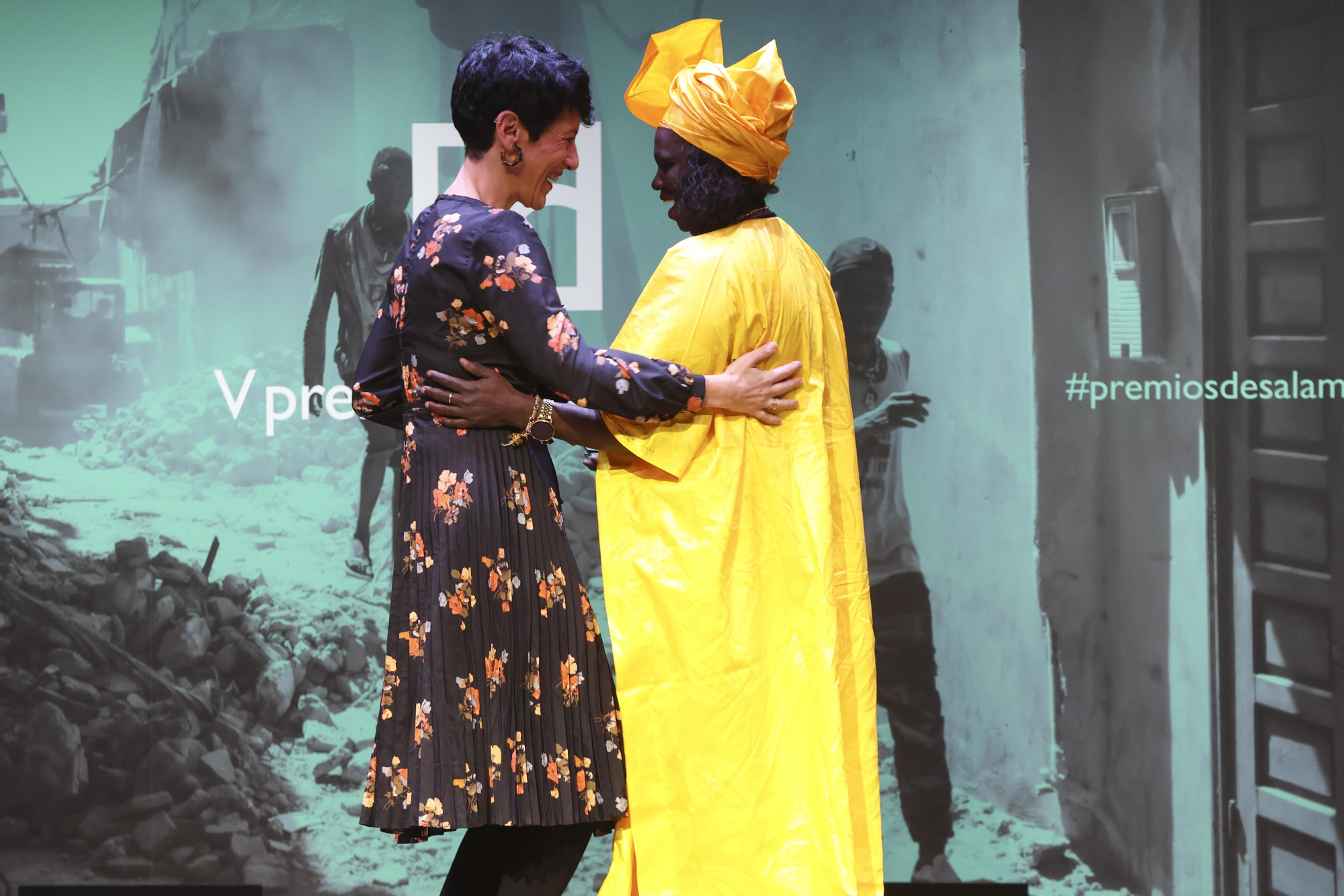 Elma Saiz,  ministra de Inclusión, Seguridad Social y Migraciones, con Fátima Djarra, activista por  la lucha contra la mutilación genital en España