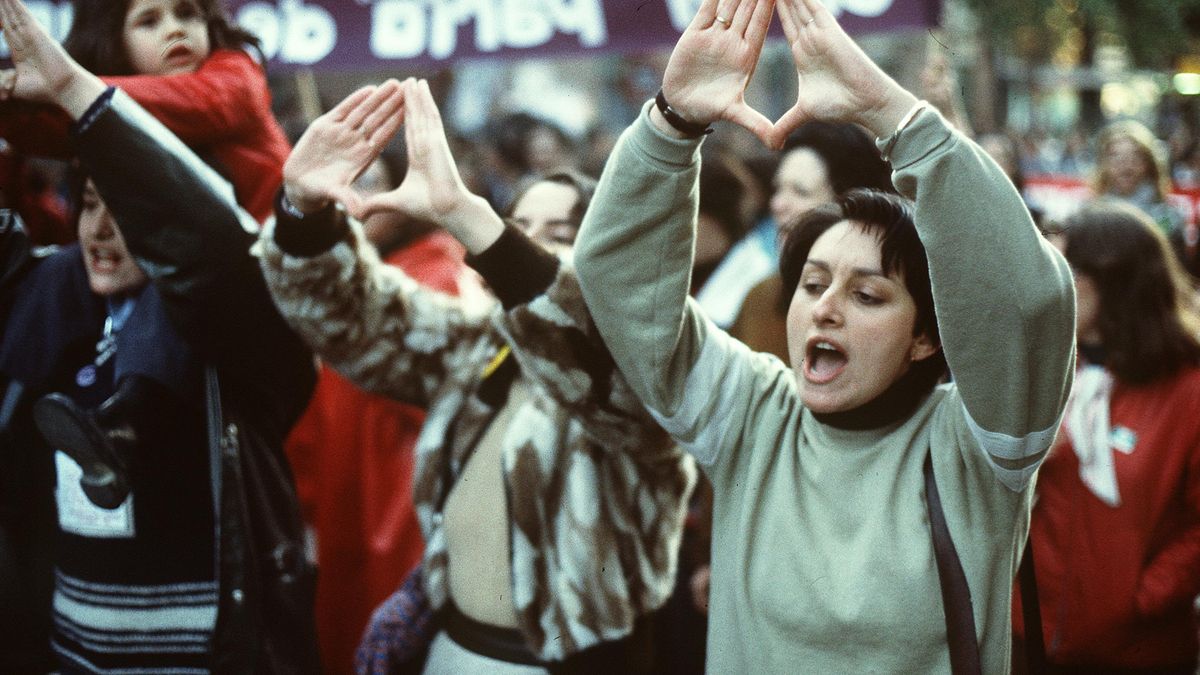 Numerosas mujeres pertenecientes a colectivos feministas, se manifiestan por las calles de Madrid a favor del aborto y la planificación familiar en 1978.