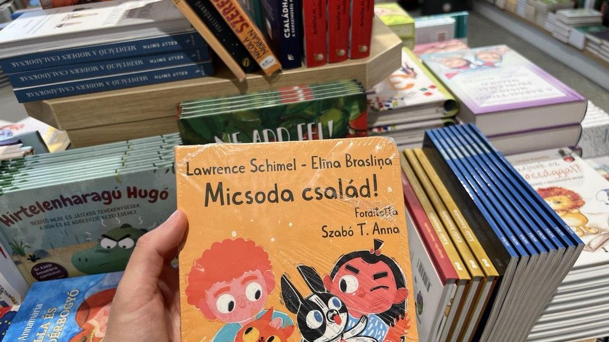El libro '¡Qué familia!' plastificado y en la estantería destinada a personas adultas de la librería Libri, en Budapest.