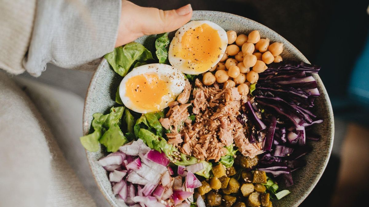 En ensalada, fritos o a la sartén: tres maneras de combinar garbanzos con huevos y verduras para resolver una comida rápida