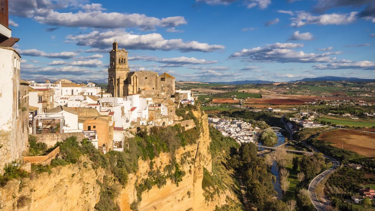La estampa de esta fortaleza es una de las postales más icónicas de los Pueblos Blancos, fundiéndose con la verticalidad de los tajos que rodean Arcos de la Frontera
