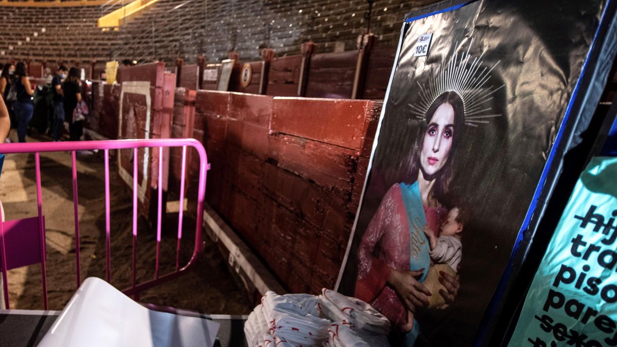 La portada del disco 'Puta' de Zahara, en el que simula ser una virgen católica, en el puesto de merchandising de su concierto de 2021 en Toledo