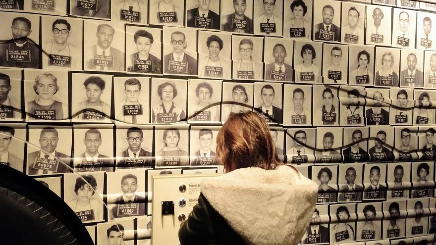 Panel con fotografías de manifestantes detenidos por protestar contra la segregación en los años 60